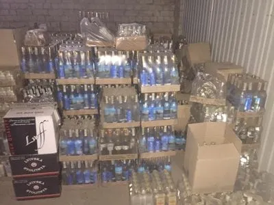 На Рівненщині на складах виявили 18 тисяч пляшок незаконного алкоголю