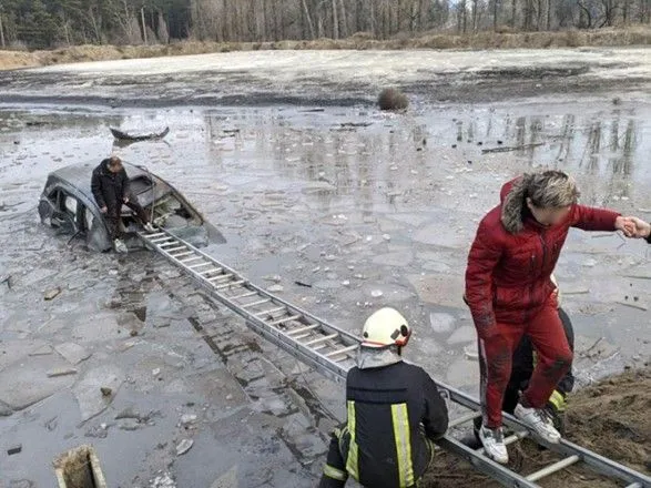 В Полтавской области автомобиль въехал в водоем: два человека госпитализированы