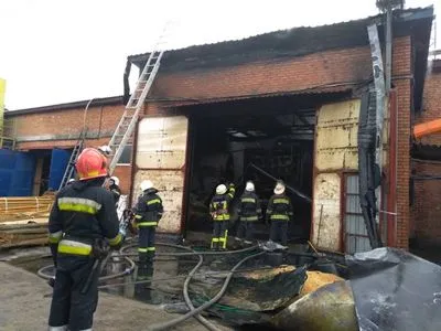 В Виннице ликвидировали пожар на территории частной пилорамы