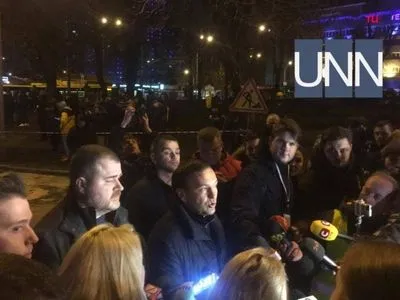 На месте прорыва трубы вблизи Ocean Plaza в Киеве полностью снимут асфальт
