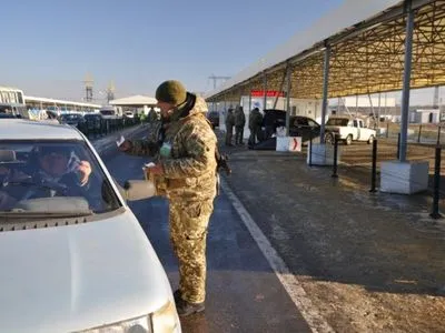 У КПВВ на Донбасі у чергах застрягли більше 200 автомобілів