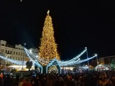 Завтра в Киеве начнут демонтаж елки и декораций на Софийской площади