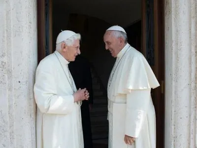 Бывший Папа Римский попросил убрать свое имя из обложки книги, из-за несогласия с Франциском