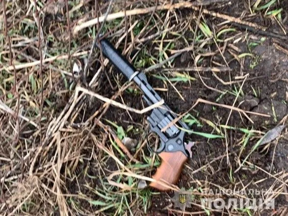 В Киевской области мужчина с револьвером напал на полицейского