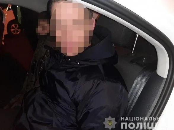 У Києві двоє чоловіків з ломом та викруткою намагалися пограбувати термінал