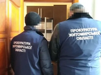 На Житомирщині на хабарі затримали посадовця міграційної служби
