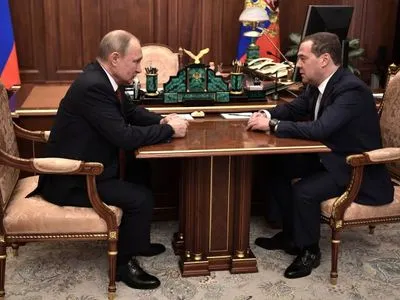 Російські ЗМІ опублікували версію, чому Путін відправив Медведєва у відставку