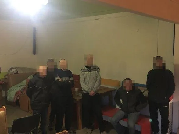 На Житомирщині затримали чотирьох осіб за підозрою у трудовій експлуатації сімох чоловіків