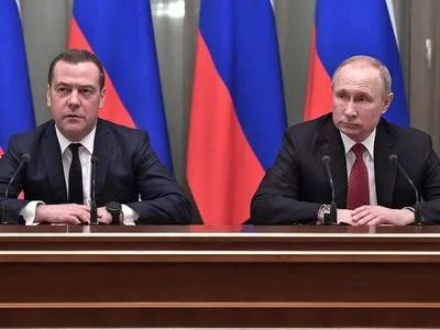 Путин предложил Медведеву "заниматься темами обороны и безопасности" в Совбезе РФ
