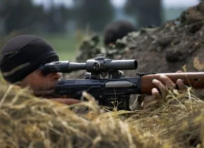 На Донбассе боевики выдают за мирных жителей подготовленных в РФ снайперов - разведка