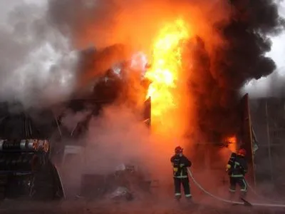 В Хмельницком ликвидировали масштабный пожар на складе автозапчастей