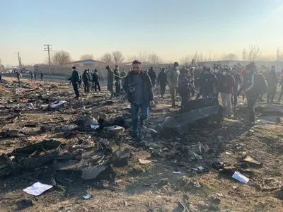 Эксперт об осмотре места падения самолета МАУ: иранцы собирали обломки на металлолом и "на память"