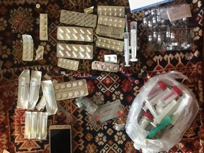 На Київщині сімейний лікар у складі злочинної групи організував продаж наркотиків за рецептами
