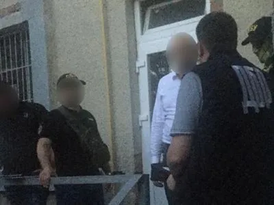 На Буковині затримали начальника відділення поліції за хабар офіцеру військкомату