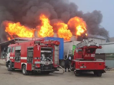 Під Дніпром сталася масштабна пожежа на складах