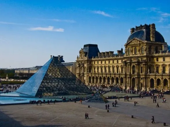 Лувр знову відкрили після протестів у Парижі