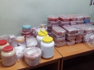 В Украину хотели провезти 85 кг красной икры, спрятав в женских вещах