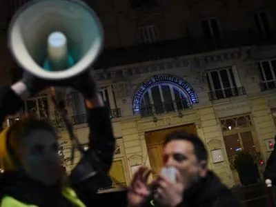 Протестующие в Париже попытались сорвать поход Макрона в театр