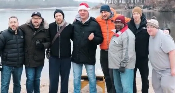 Следуя традициям: сотрудники посольства США ныряли в ледяную воду Днепра