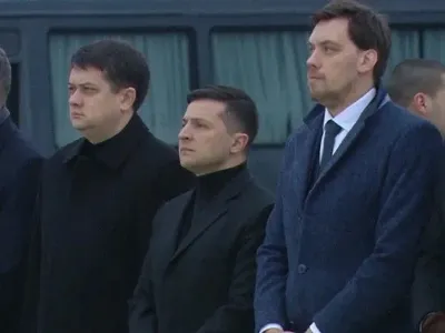 Зеленський разом з Гончаруком та Разумковим прибув у "Бориспіль"