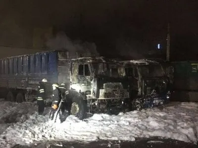 У Миколаєві згоріли дві вантажівки KAMAZ