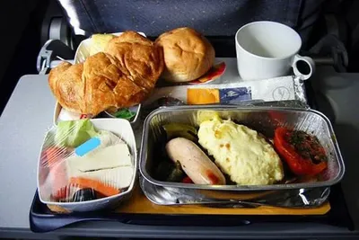 В УЗ відмовилися коментувати сумнівний конкурс "на їжу" для пасажирів та кинули слухавку