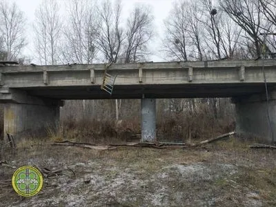 На Полтавщині відновили рух дорогою, де на мосту завис причеп