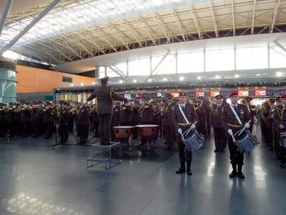 В столичном аэропорту в память о "киборгах" сыграл военный оркестр