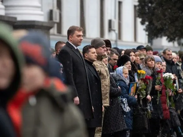 Вшанування пам'яті "кіборгів": Зеленський долучився до участі у жалобній церемонії