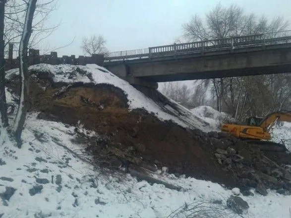 Прицеп грузовика в Полтавской области повредил ограждение и повис на мосту