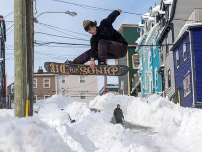 Знімають жартівливі відео і запасаються продуктами: як канадці переживають наслідки сильного снігопаду