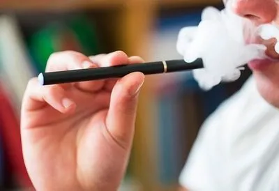 Курили электронные сигареты: в Киеве госпитализировали трех школьников