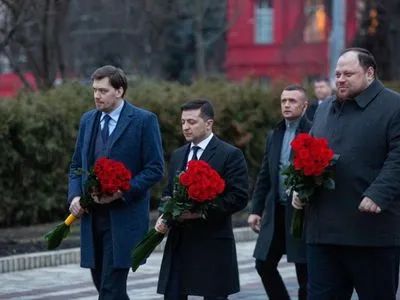 Зеленский, Гончарук и Стефанчук возложили цветы к памятникам украинских деятелей по случаю Дня Соборности