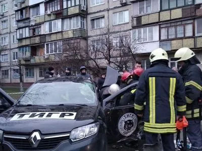 В Киеве авто въехало в остановку: водитель погиб, еще двое травмированных