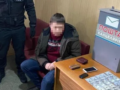 Должностное лицо одного из предприятий "Укроборонпрома" задержали на взятке в 2 тыс. долларов