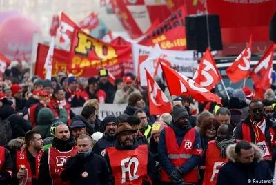 Уряд Франції схвалив проєкт пенсійної реформи на тлі чергових протестів