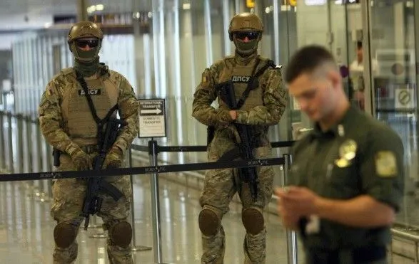 Пограничники в аэропортах опрашивают туристов из инфицированных коронавирусом стран