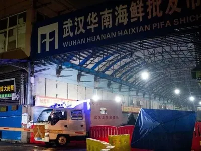 В Китае к ликвидации вспышки коронавируса привлекли военных врачей и выпустили спецпособие