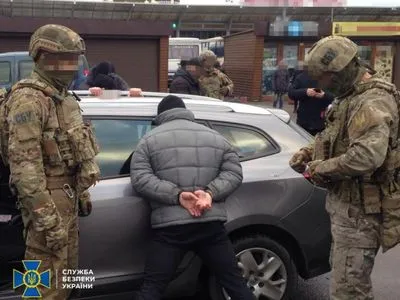 В Ровно мужчина возле торгового центра пытался продать 60 килограммов ртути