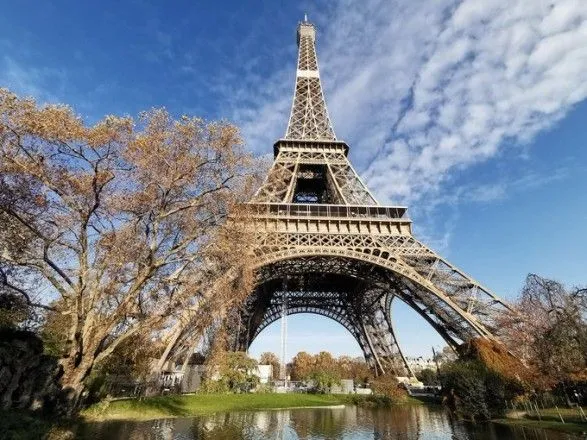 Забастовки в Париже: закрыли Эйфелеву башню