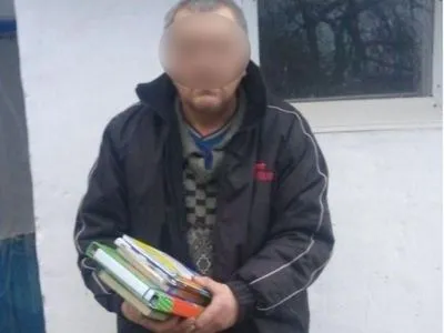 На Київщині чоловік вкрав у дитини портфель з підручниками