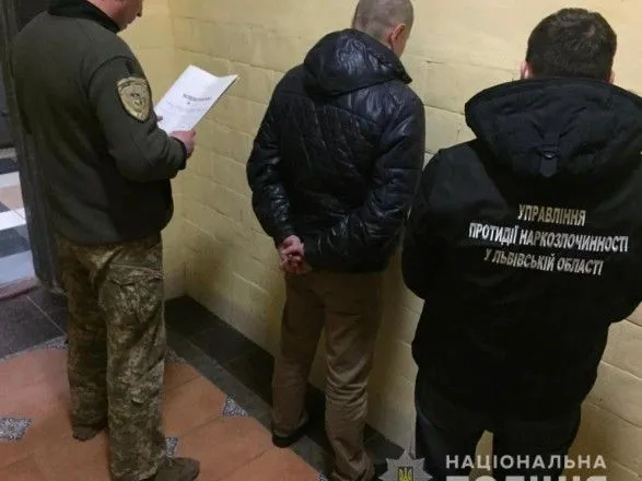 Во Львовской области задержали мужчину, который передал заключенной "фруктовый напиток" с метадоном