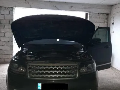 На кордоні з Угорщиною у чоловіка через контрабанду цигарок вилучили автомобіль Range Rover