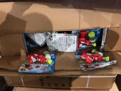 Зеленский хочет передать 23 тонны нерастаможенных игрушек детям военных и из социально незащищенных семей