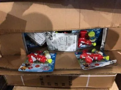Зеленський хоче передати 23 тонни нерозмитнених іграшок дітям військових та з соціально незахищених сімей