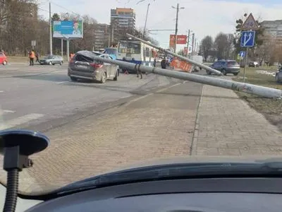 У Львові електроопора впала на автомобіль та тролейбус