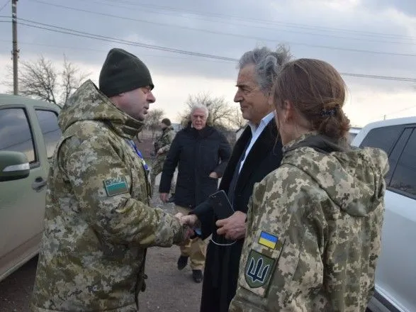 Известный французский писатель посетил украинских военных в ООС