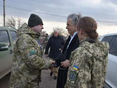 Известный французский писатель посетил украинских военных в ООС