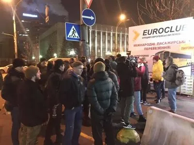 Водителя, что высадил волонтера за замечание о российском сериале, в Киеве встречала возмущенная толпа