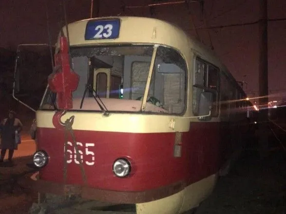 u-kharkovi-tramvay-vbiv-cholovika